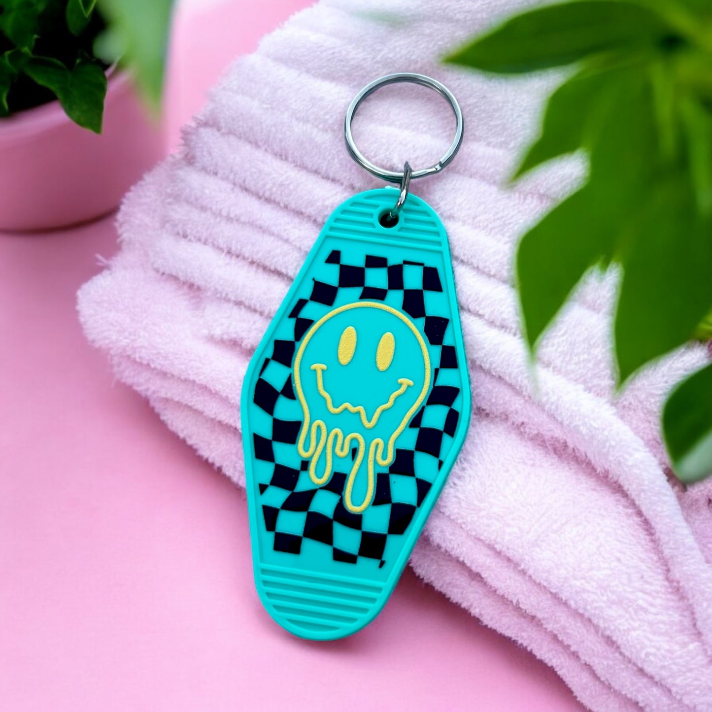 RETRO SMILEY Motel Keychain